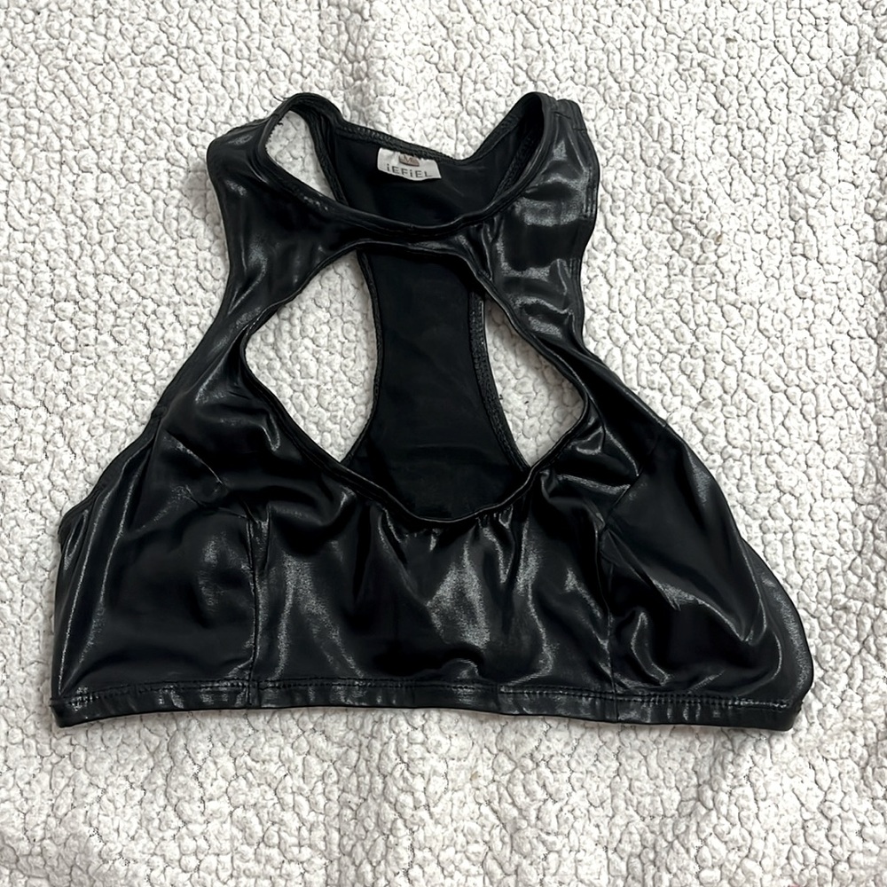 Black crop top M
